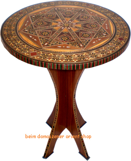 ein schöner Beistelltisch aus Holz