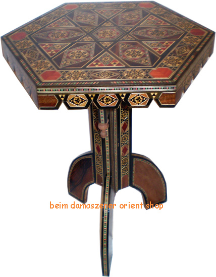 ein schöner Beistelltisch aus Holz